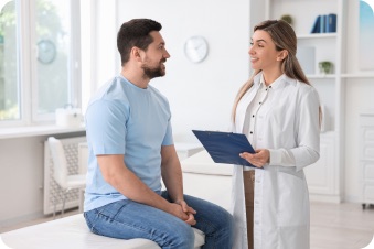 Médica conversando con un paciente en Salus
